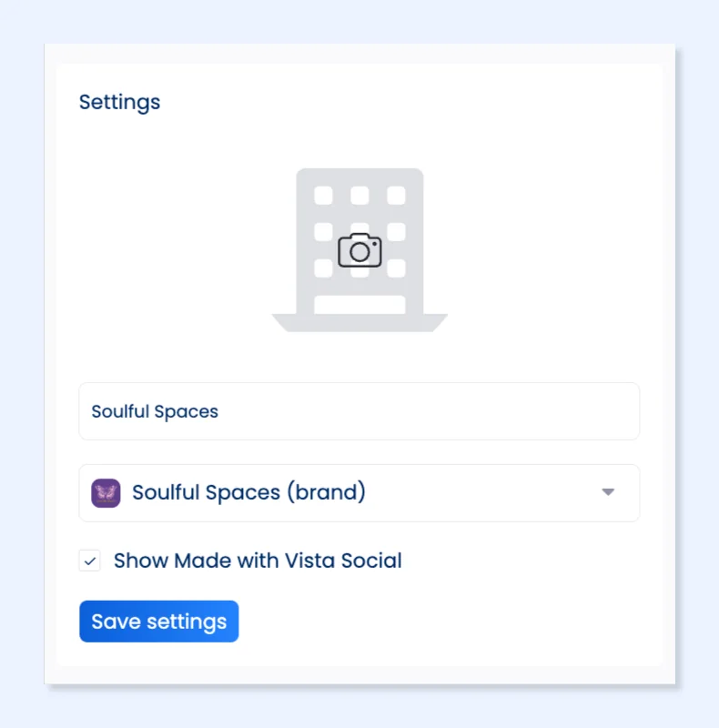 Seção Settings com nome da página, grupo de perfis e Show Made with Vista Social